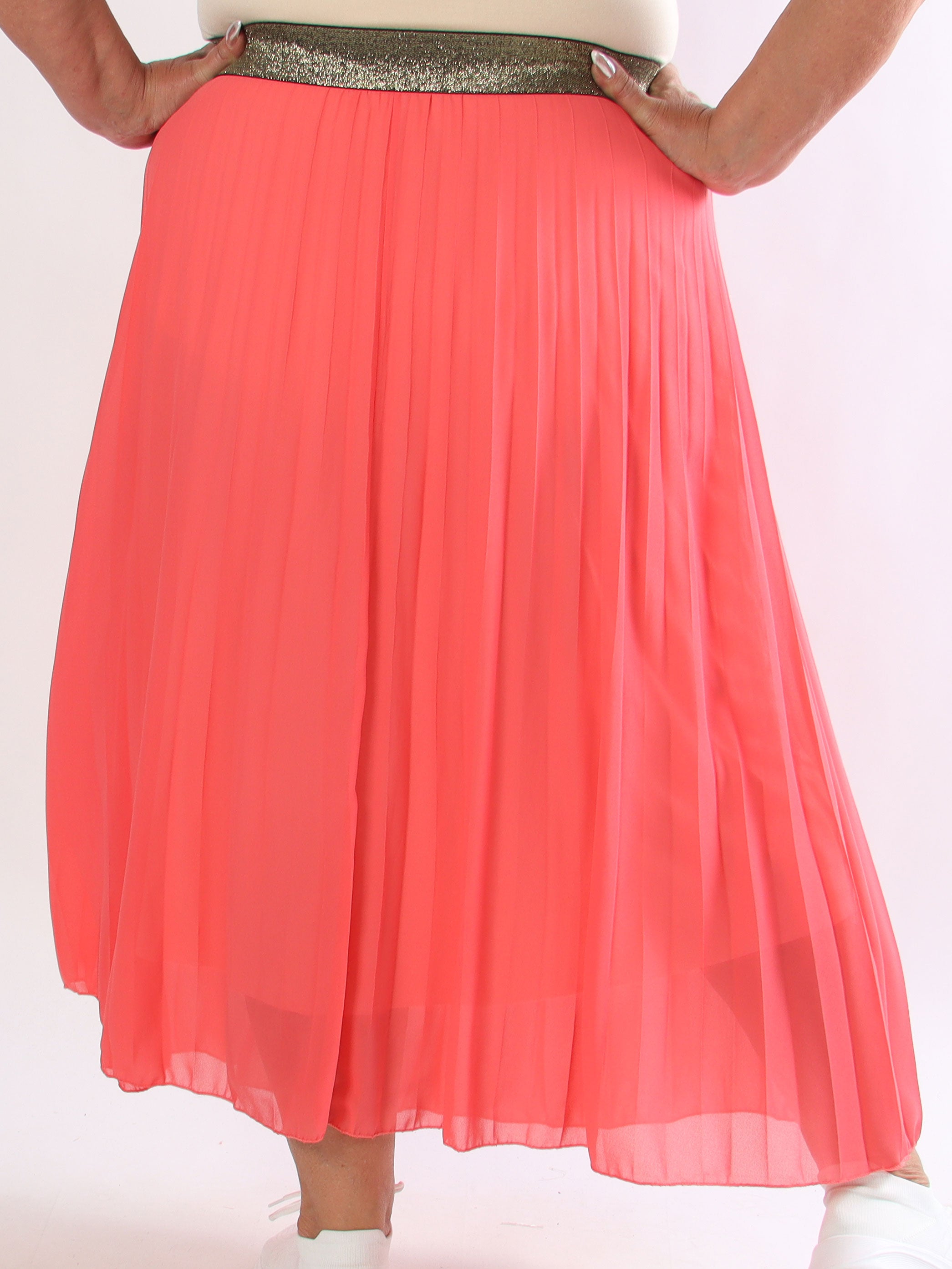 Kirila - Plisseret plus size nederdel i let chiffon med gylden elastikkant